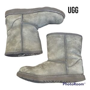 Ugg | GUC grey classic boots